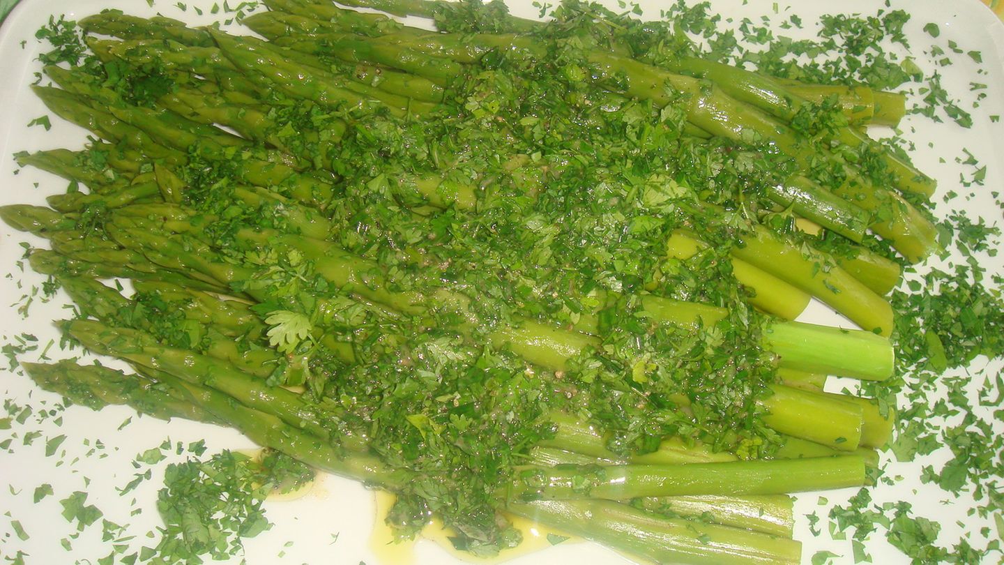Grüner Spargel mit Kerbel-Vinaigrette Rezept - [ESSEN UND TRINKEN]