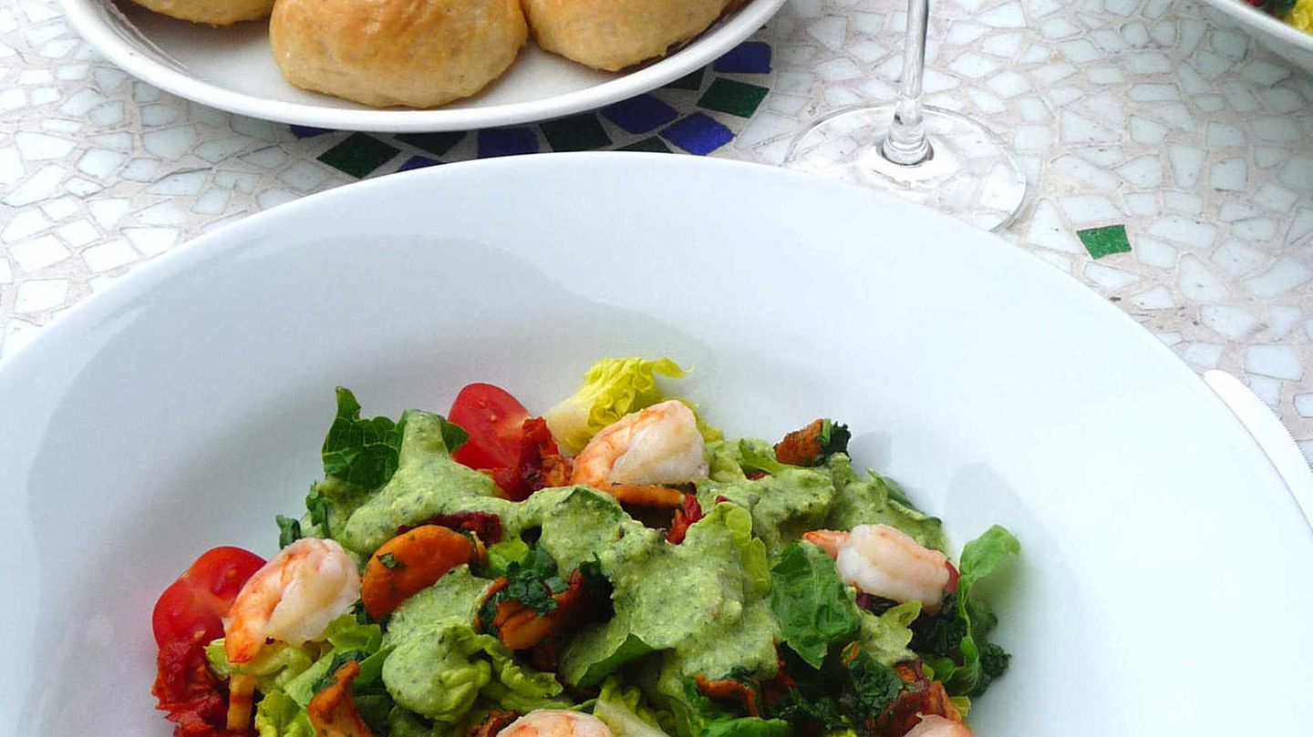 Sommersalat mit Basilikumcreme Rezept - [ESSEN UND TRINKEN]