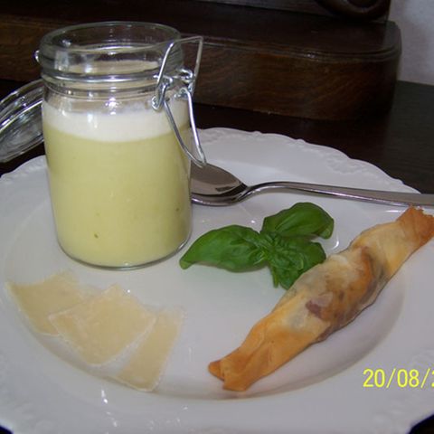 Kalte Zucchinisuppe mit Parmesanschaum und Überraschungsbonbon