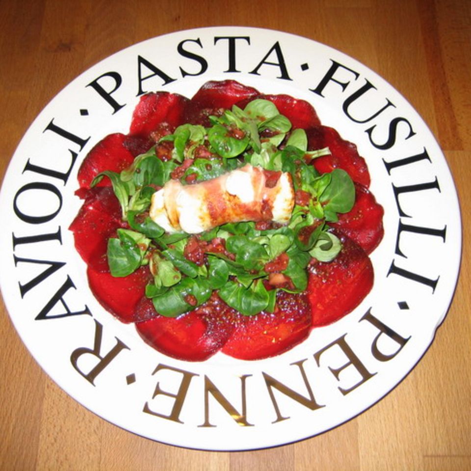 Rote Bete Carpaccio mit Feldsalat und Ziegenfrischkäse an Feigendressing
