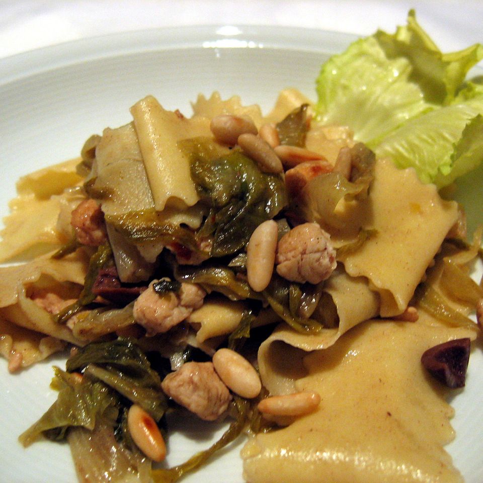 Maltagliati con il pollo e la scarola (Pasta mit Hühnchenbrust und ...