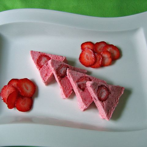 Schnelle Erdbeereis-Terrine
