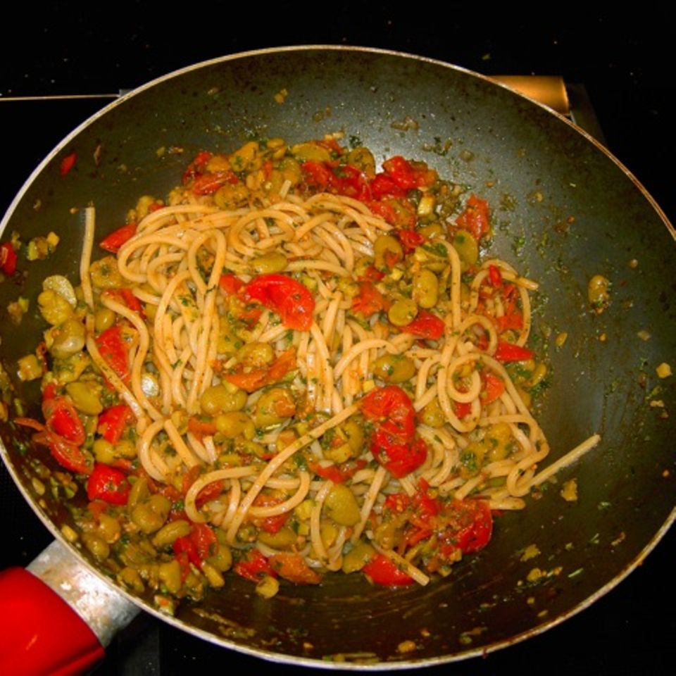 Spaghetti mit dicken Bohnen und getrockneten Tomaten
