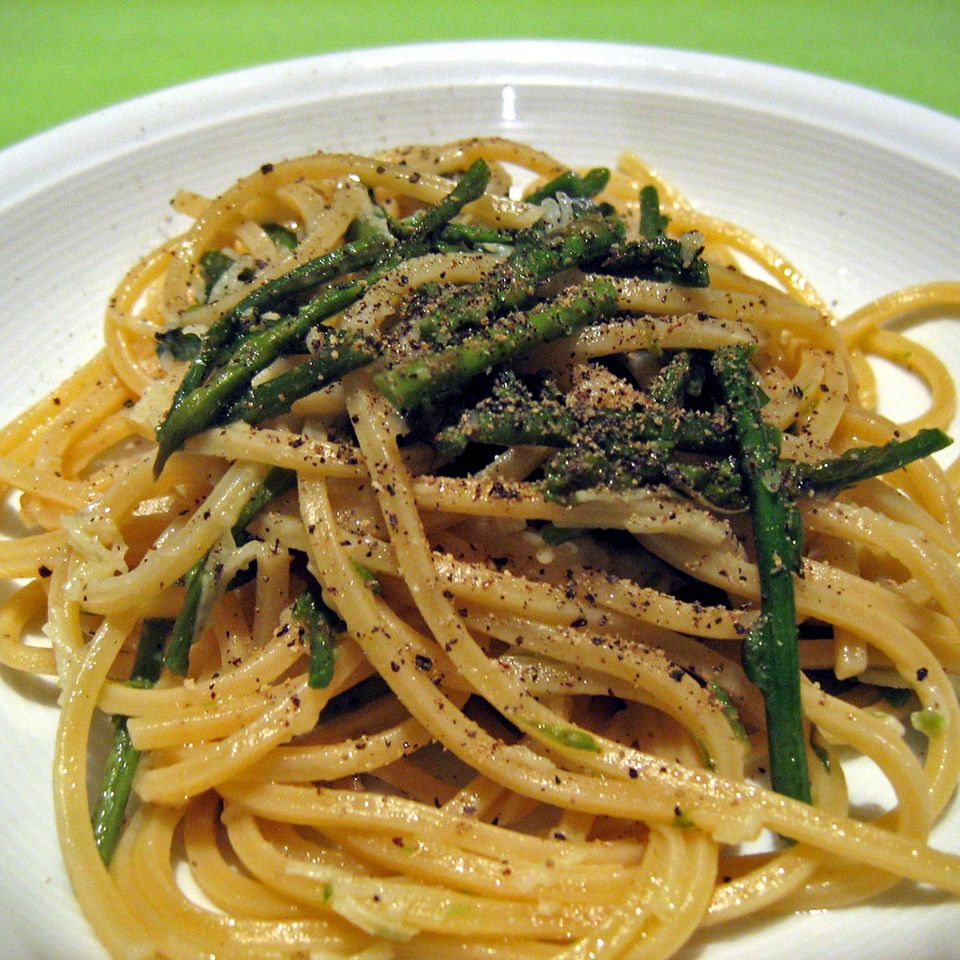 Tonnarelli all'asparagina selvatica - Pasta mit wildem grünen Spargel