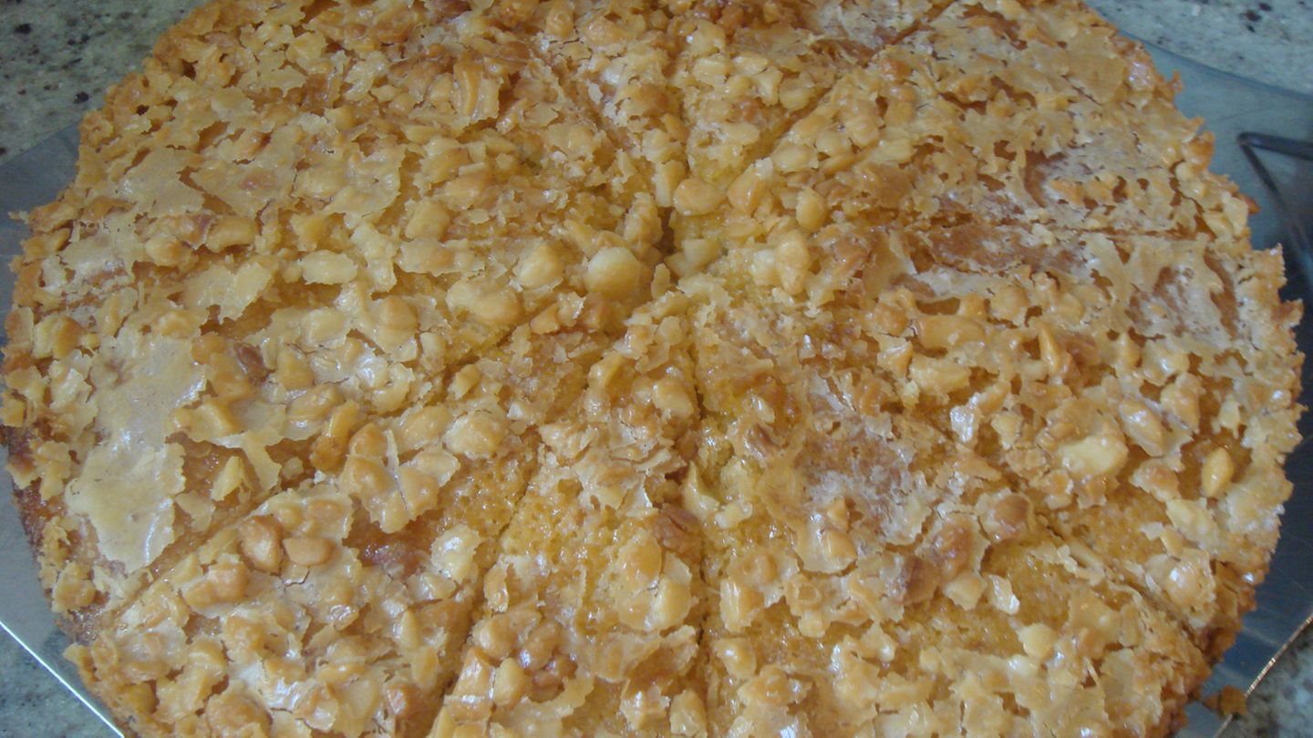 Bienenstich mit Früchtefüllung Rezept - [ESSEN UND TRINKEN]
