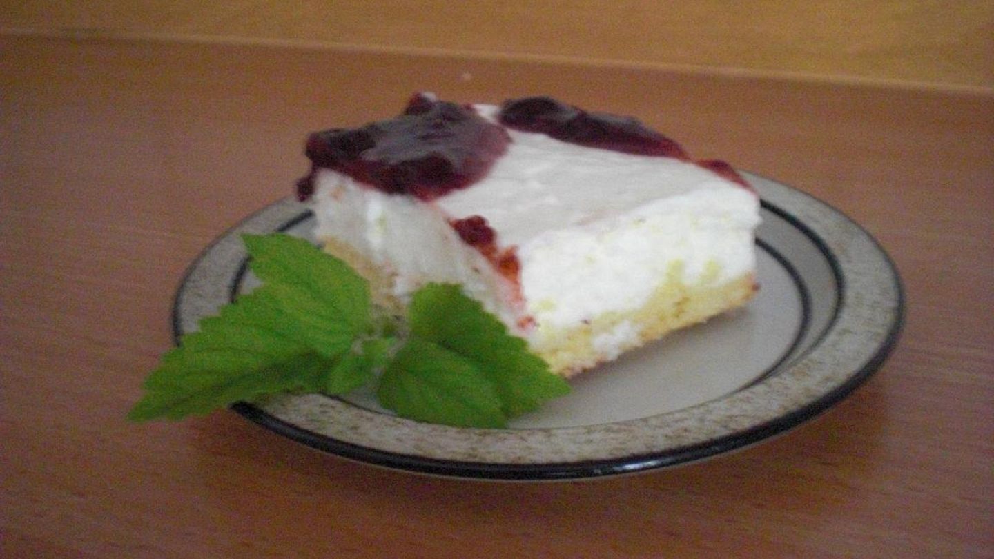 Buttermilchschnitten mit Kirschen Rezept - [ESSEN UND TRINKEN]