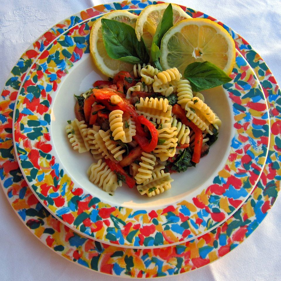 Pasta fredda ai profumi di Sicilia (Nudelsalat mit Zitruspesto, Tomaten und Paprika)