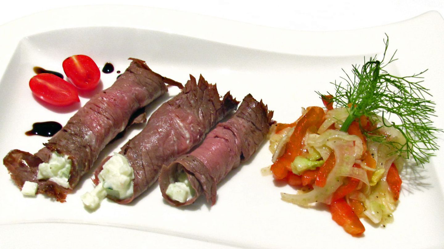 Roastbeef-Röllchen mit fruchtig-scharfer Füllung an Paprika-Fenchel ...