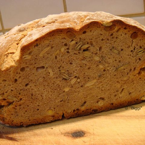 Kräftiges Bauernbrot (mit Sauerteig)