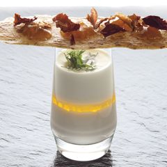 Rose de Resht mit Ziegenmilch, Ziegenkäse und gesalzenem Rosencracker