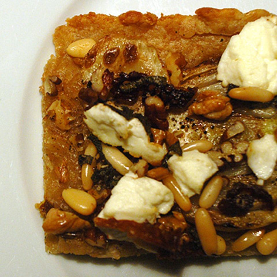 Fenchelpizza mit Walnüssen und Ziegenkäse