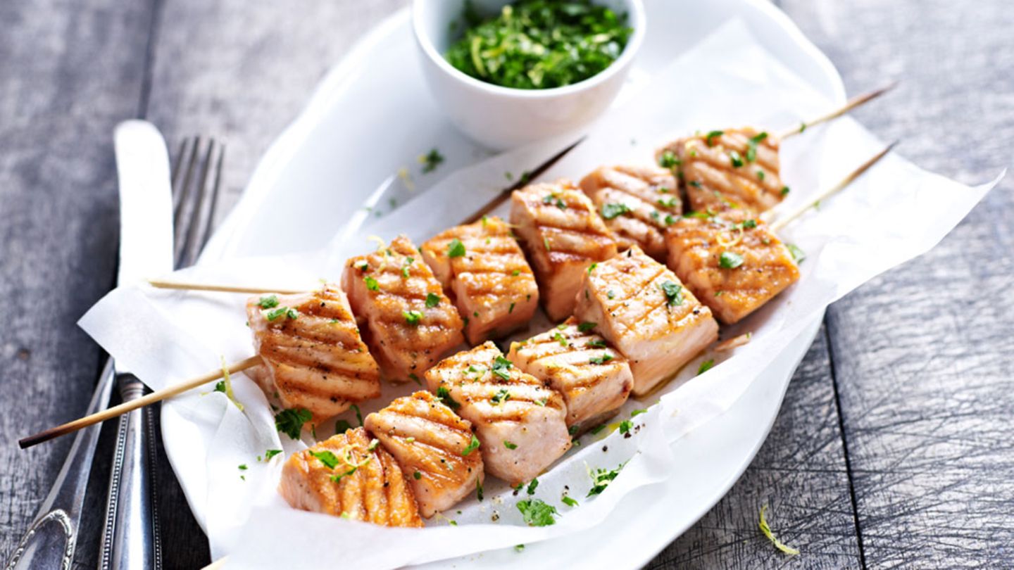 Gegrillte Lachsspieße mit Gremolata Rezept - [ESSEN UND TRINKEN]