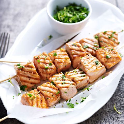 Gegrillte Lachsspieße mit Gremolata