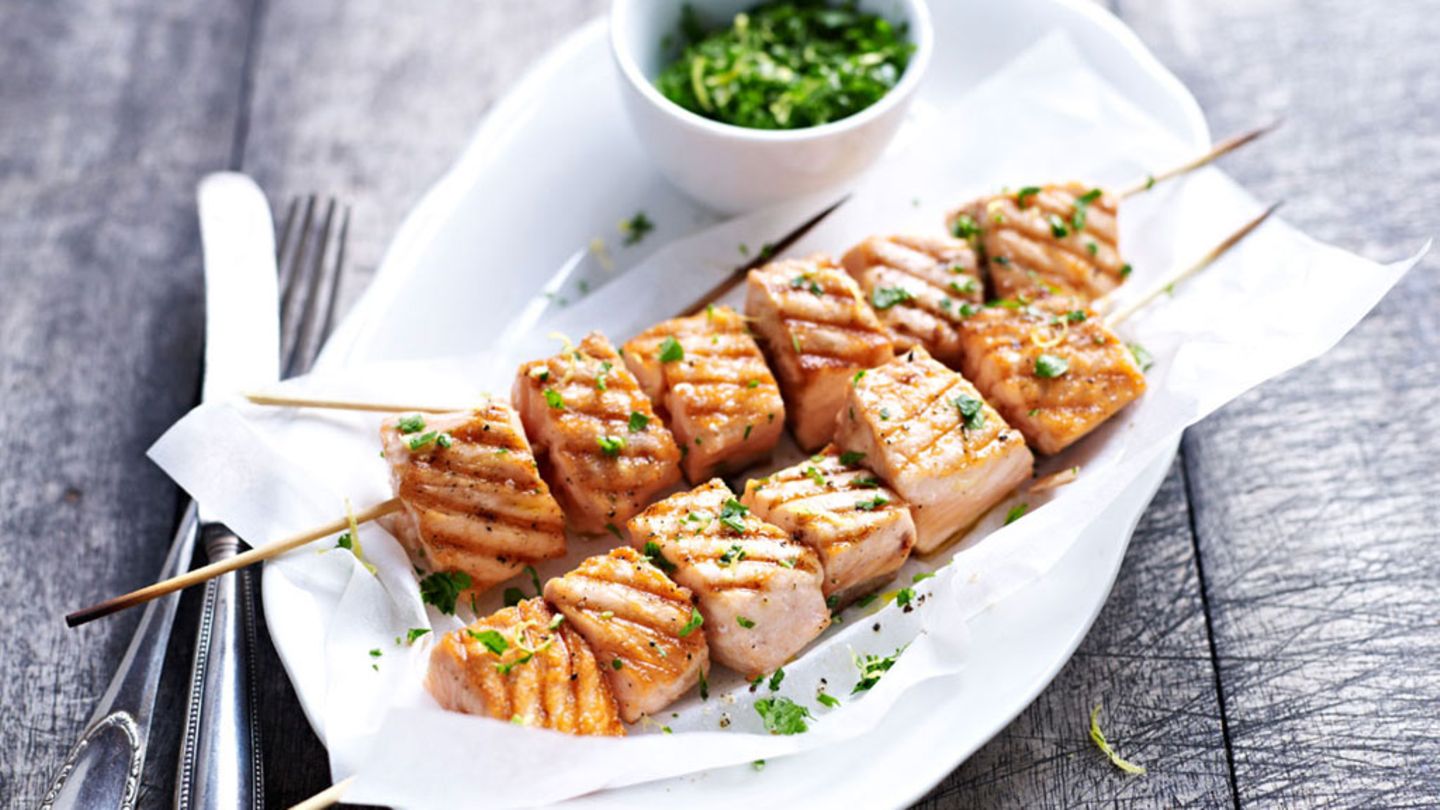 Gegrillte Lachsspieße mit Gremolata Rezept - [ESSEN UND TRINKEN]