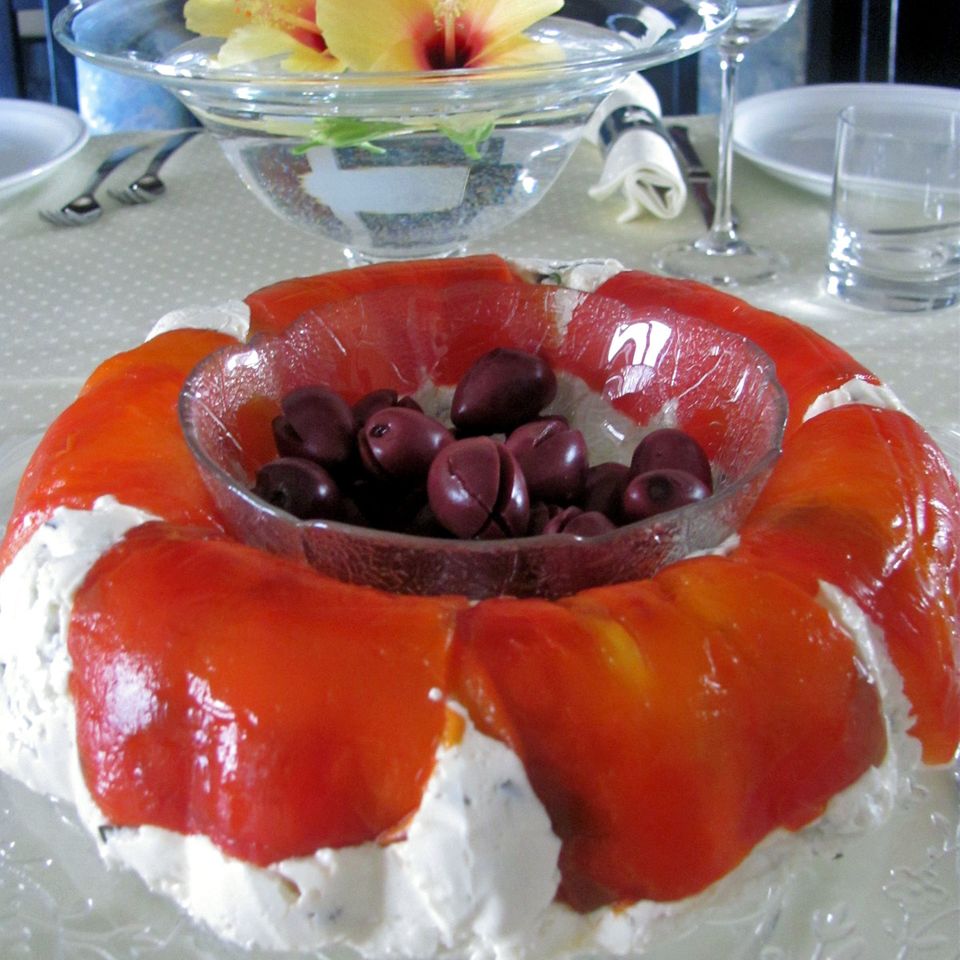 Feta-Frischkäse-Kranz in der Paprikahülle