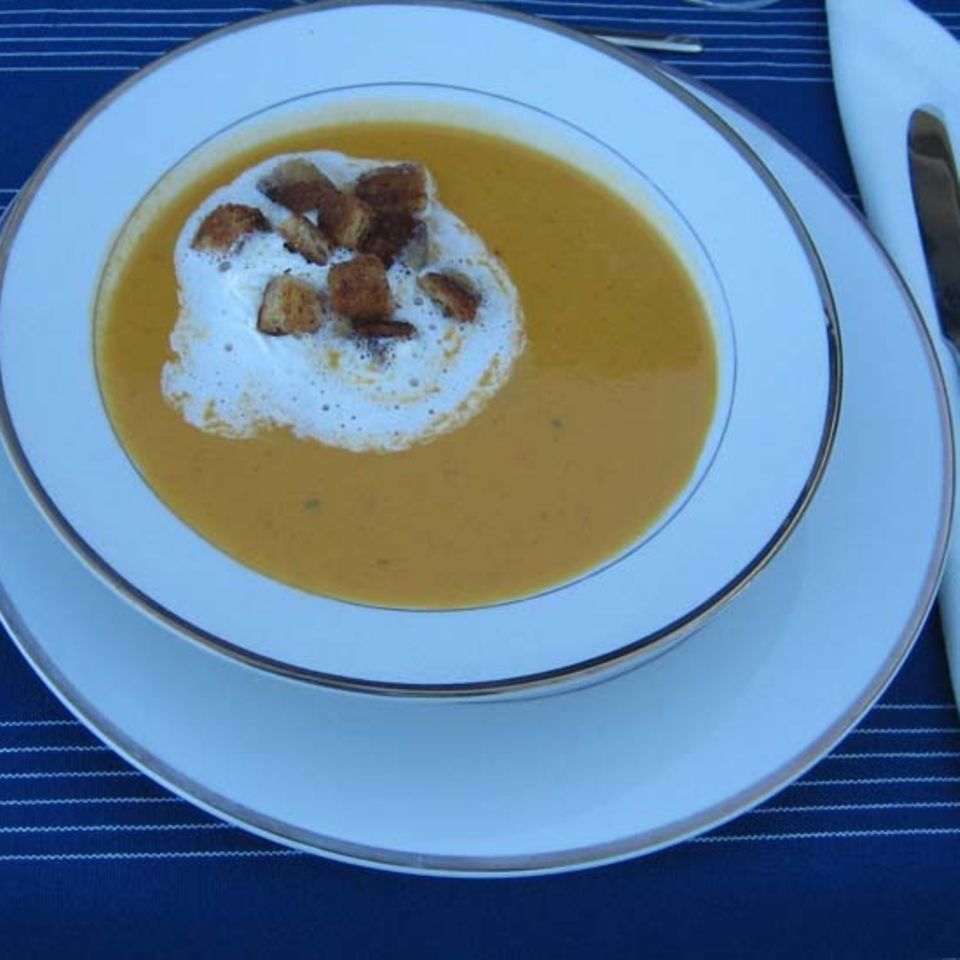 Exotische Kürbiscremesuppe mit Zimtcroûtons Rezept - [ESSEN UND TRINKEN]