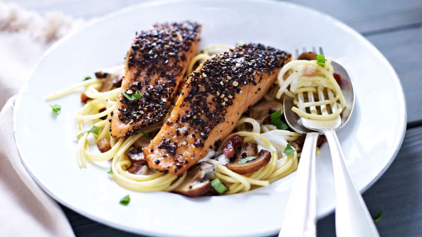 Pfefferlachs mit Nudeln und Pilzen Rezept - [ESSEN UND TRINKEN]
