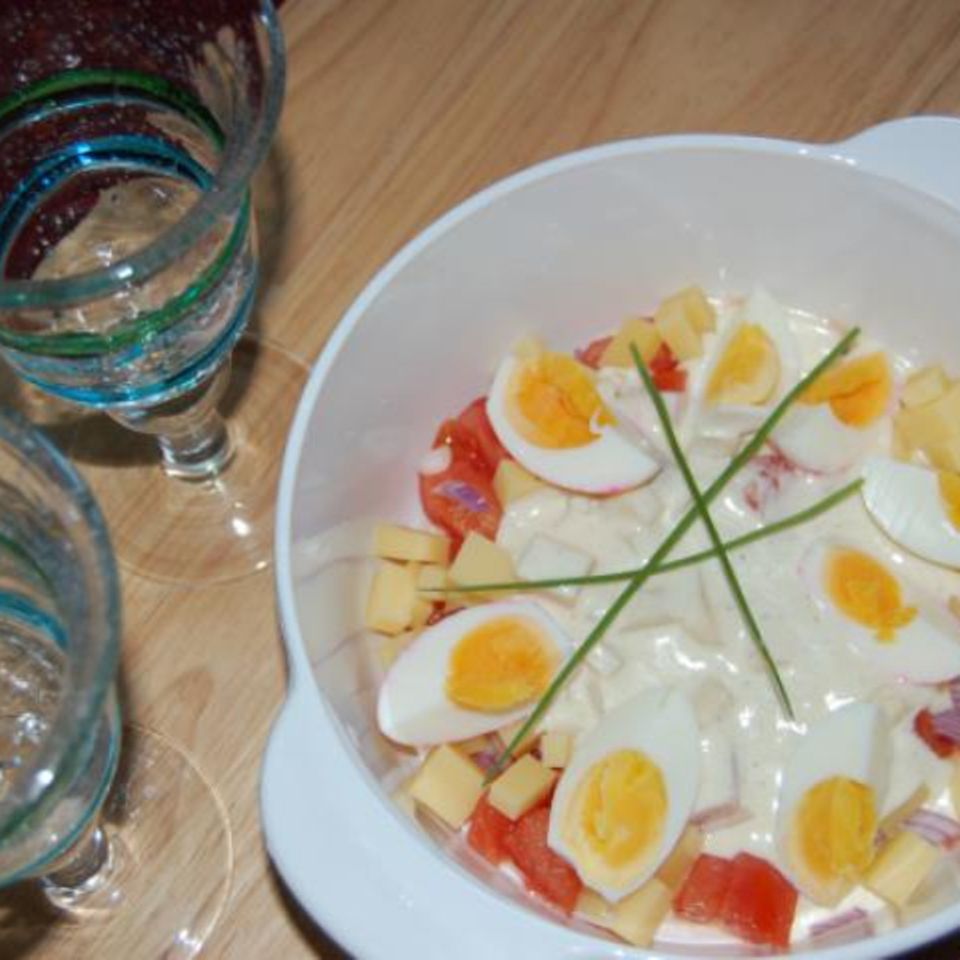 Chicorée-Salat mit Käse, Tomaten und Eiern