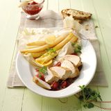 Gebratene Hähnchenbrust mit Rhabarber und Spargel