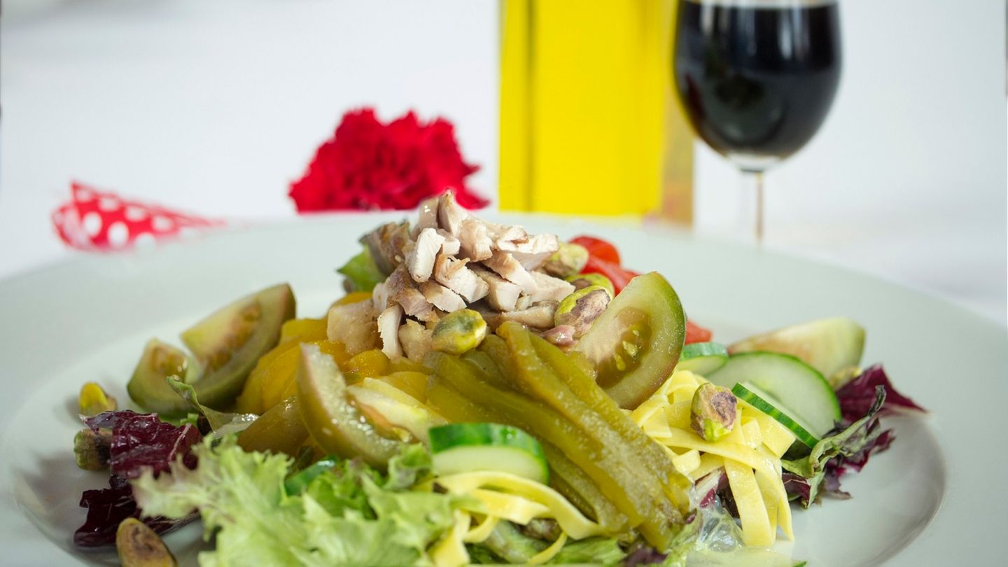 Salat mit Pasta und Gemüse Rezept