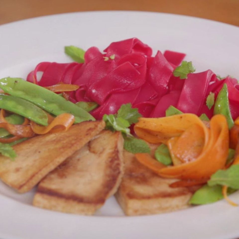 Rezept für Pinke Reisnudeln mit mariniertem Tofu und buntem Gemüse von Nicole Just