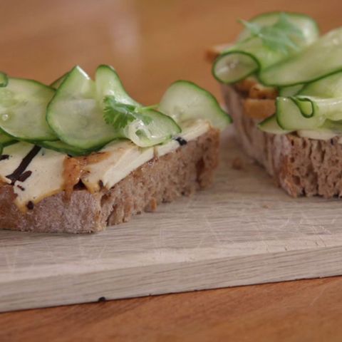 Rezept für Gurkensandwich mit Algentofu und Koriander von Nicole Just