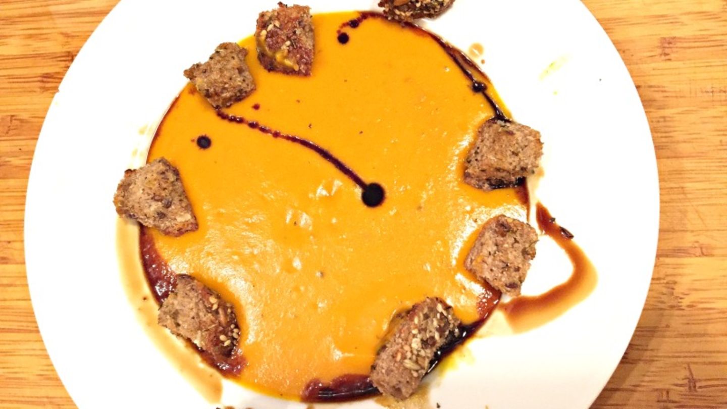 Hokkaido-Kürbis-Suppe mit Rosmarincroûtons und Pfeffer-Balsamico Rezept