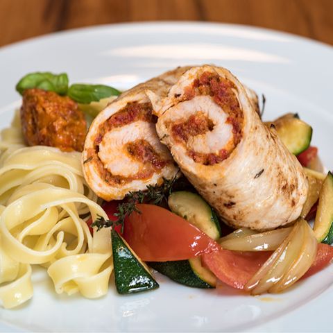 Puteninvoltini auf gebratenem Gemüse und Bandnudeln