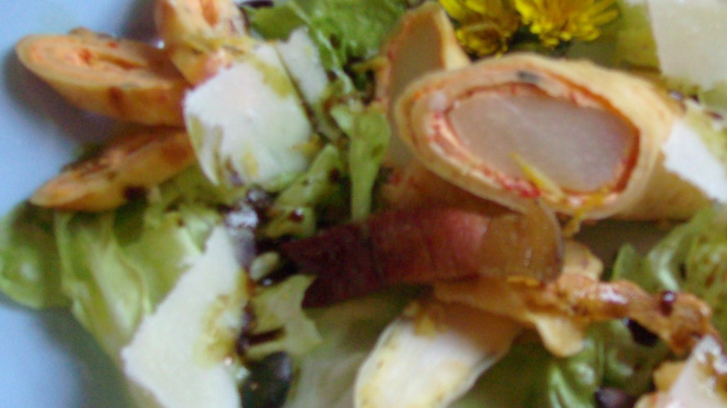 Spargel im Pfannkuchenteig auf grünem Salat Rezept - [ESSEN UND TRINKEN]
