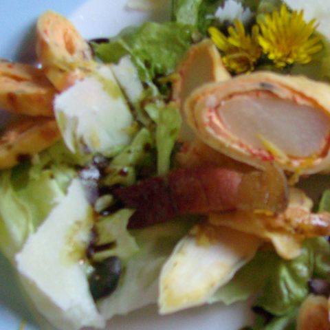Spargel im Pfannkuchenteig auf grünem Salat