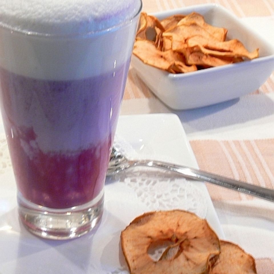 Latte-Macchiato vom Rotkraut mit Apfelchips