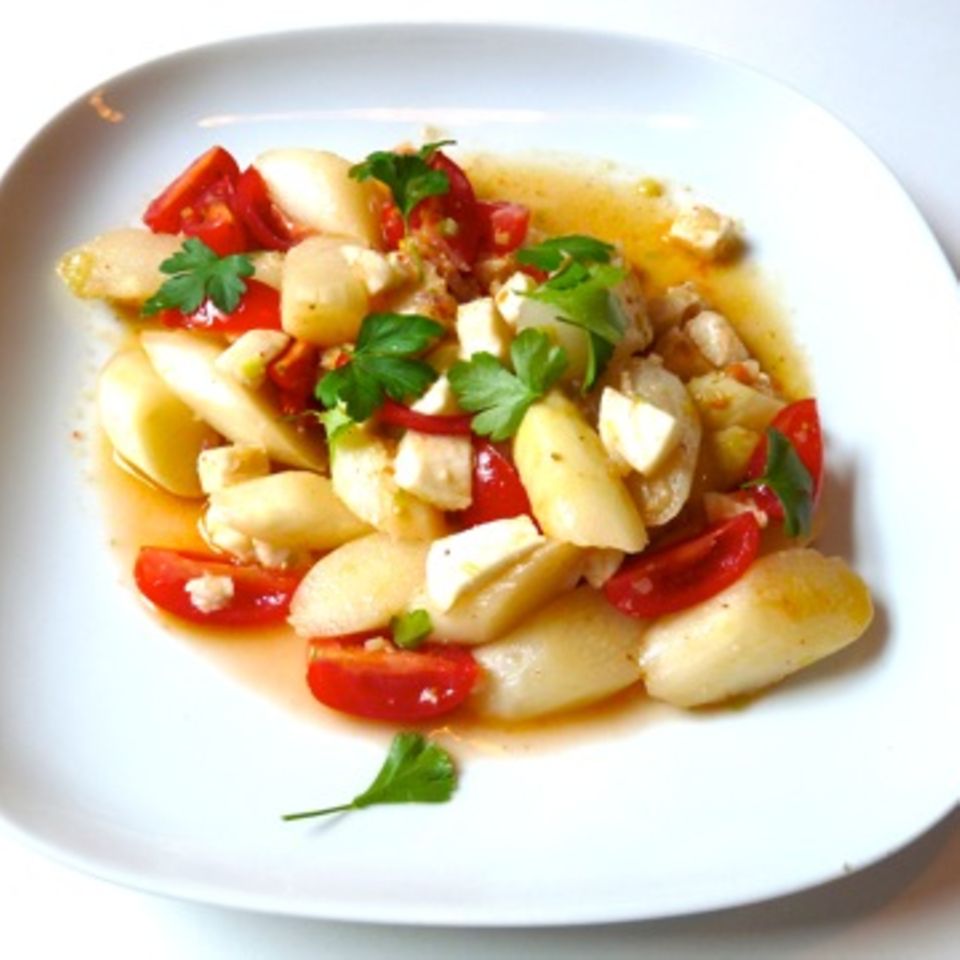 Spargelsalat mit Mozzarella und Kirschtomaten