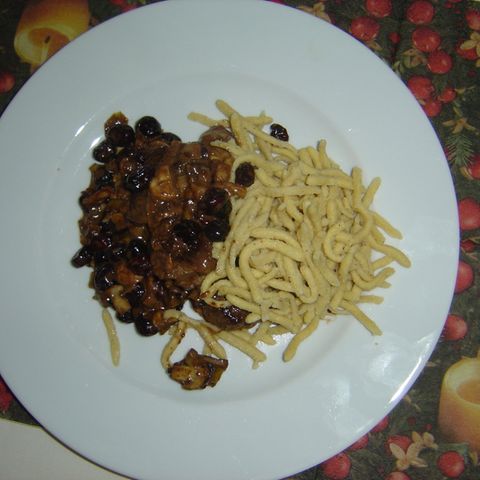 Rehmedaillons in Cranberry-Pilz-Sauce