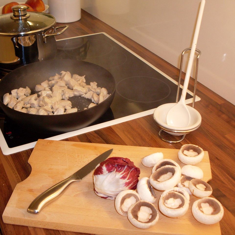 Hähnchen-Radicchio-Champignons-Bandnudeln