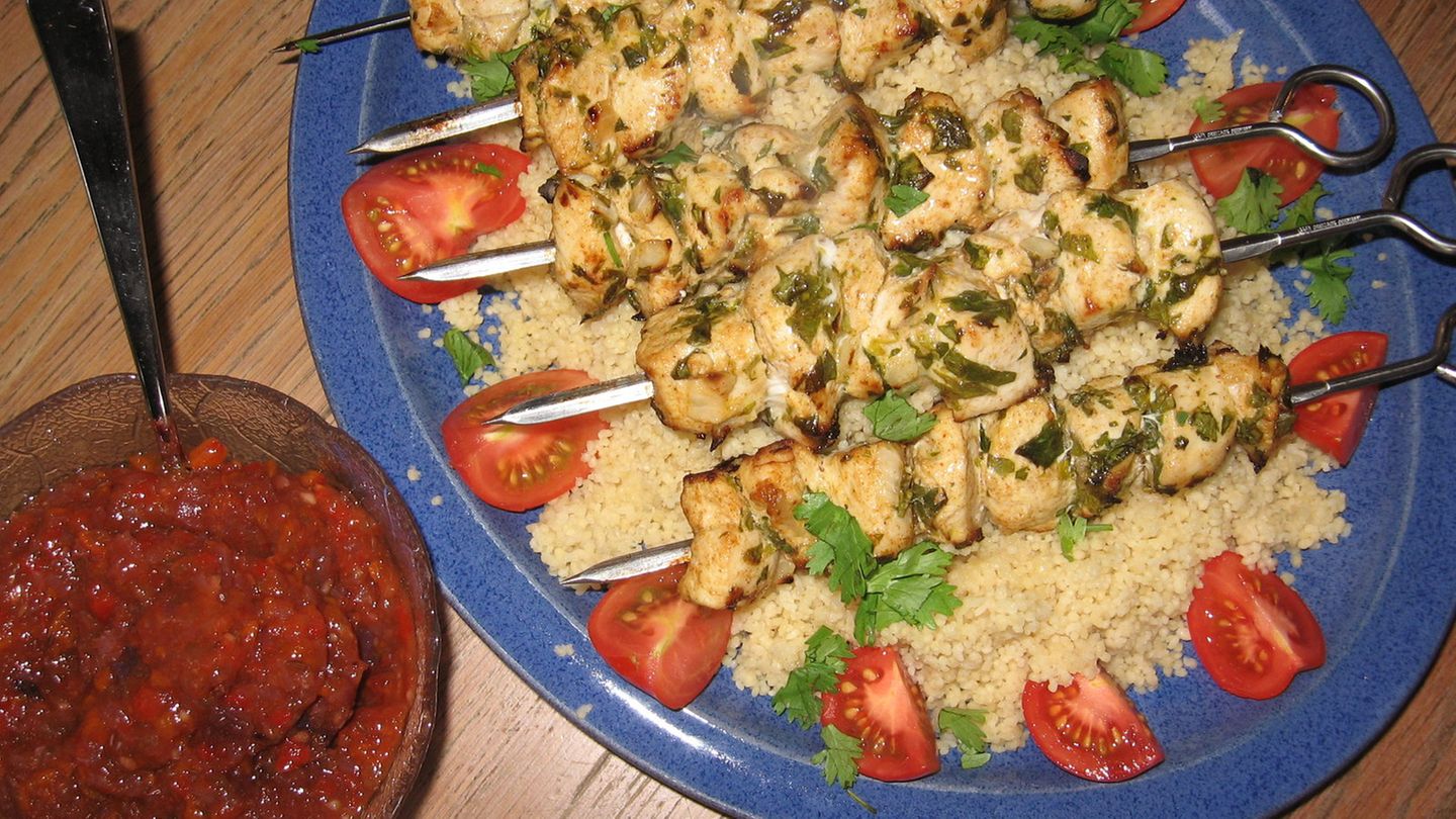 Hühnerspieße auf Couscous mit tunesischem Gemüsepüree Rezept