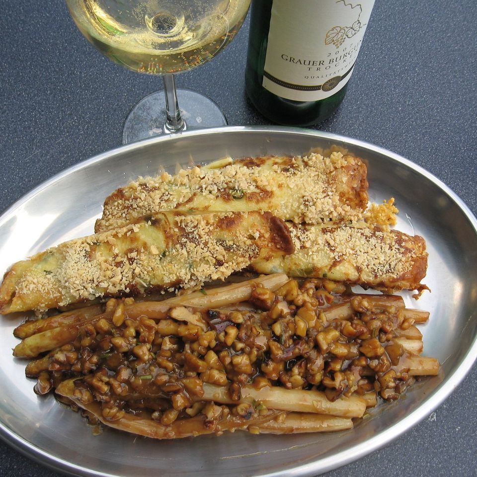 Gebratener Spargel mit Walnuss-Honig-Sauce und Ziegenfrischkäse-Crêpes