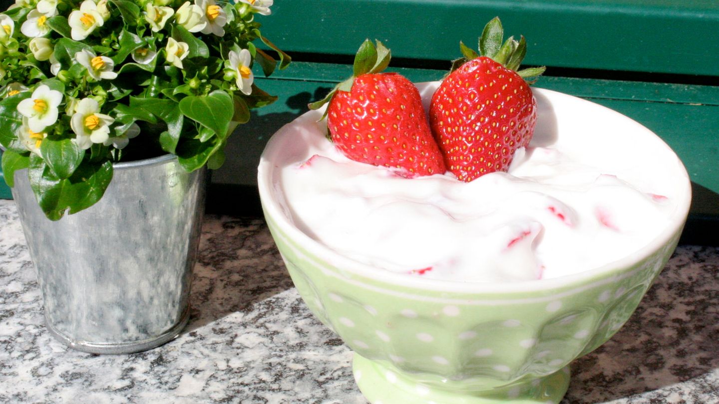 Sommerlicher Erdbeer Joghurt Quark Rezept Essen Und Trinken