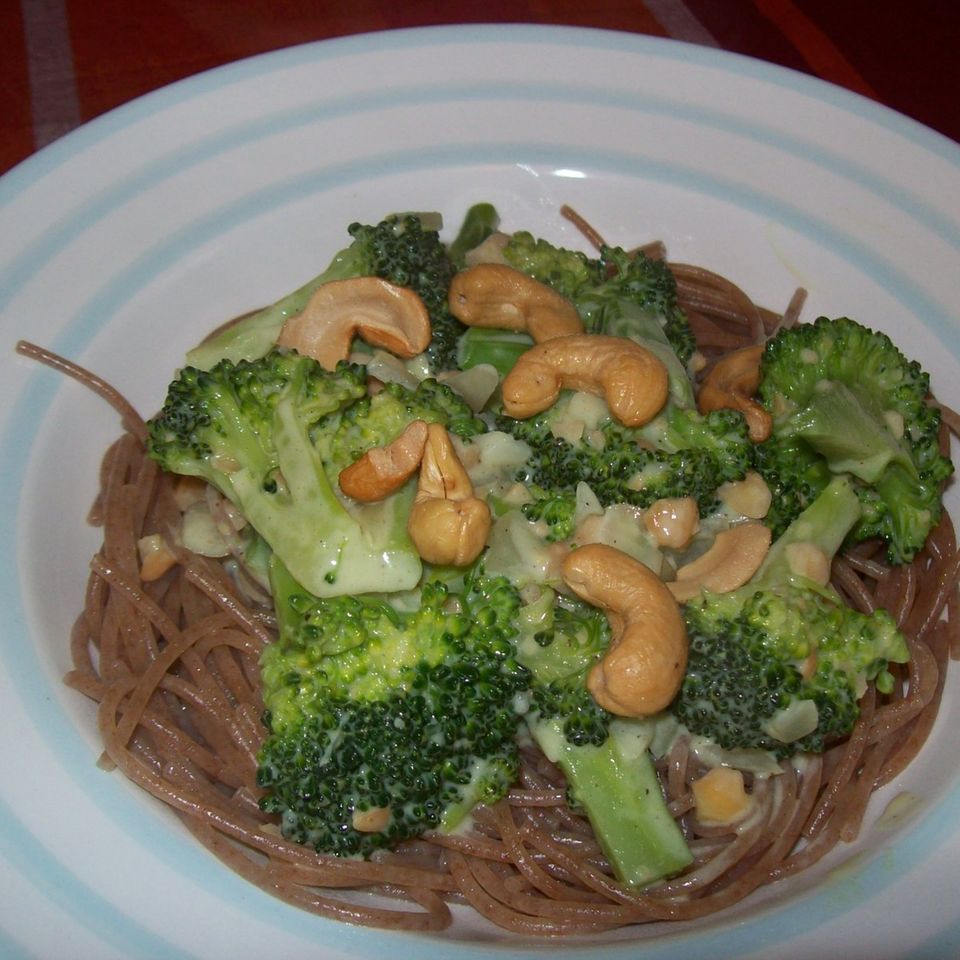 Dinkelspaghetti mit Brokkoli-Cashew-Sauce