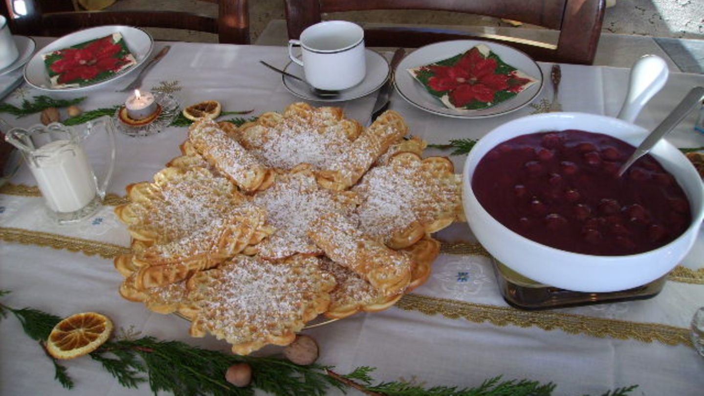 Sahnewaffeln mit heißen Lebkuchenkirschen Rezept - [ESSEN UND TRINKEN]
