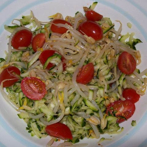 Zucchinisalat mit Sprossen