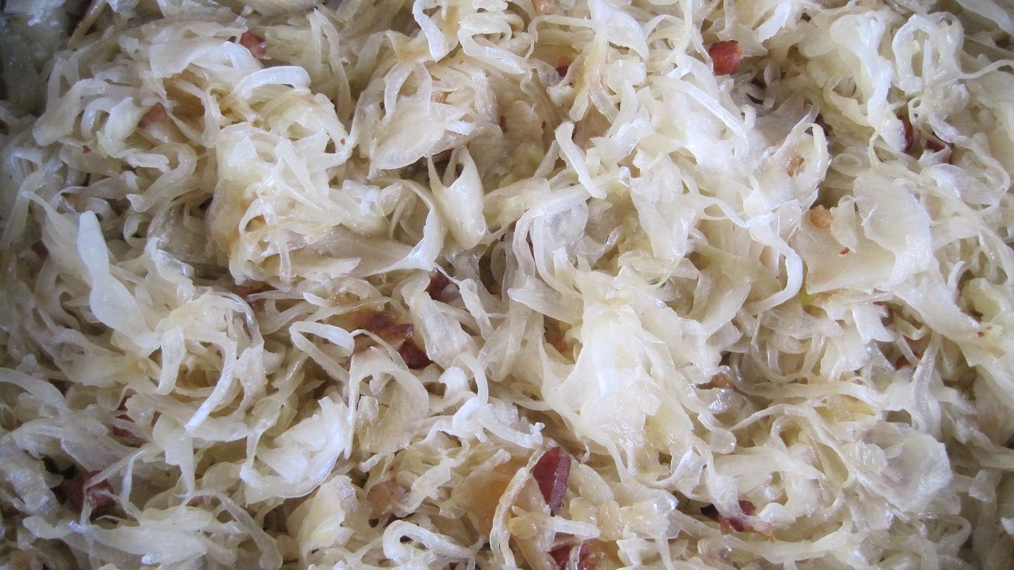 Geschmortes Sauerkraut deftig für die kalte Jahreszeit Rezept