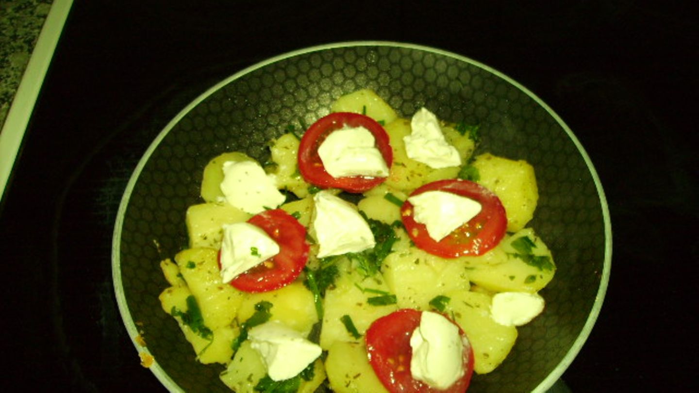 Kräuter-Bratkartoffeln mit Tomaten-Frischkäsekleksen Rezept - [ESSEN ...