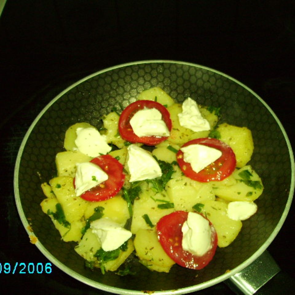 Kräuter-Bratkartoffeln mit Tomaten-Frischkäsekleksen