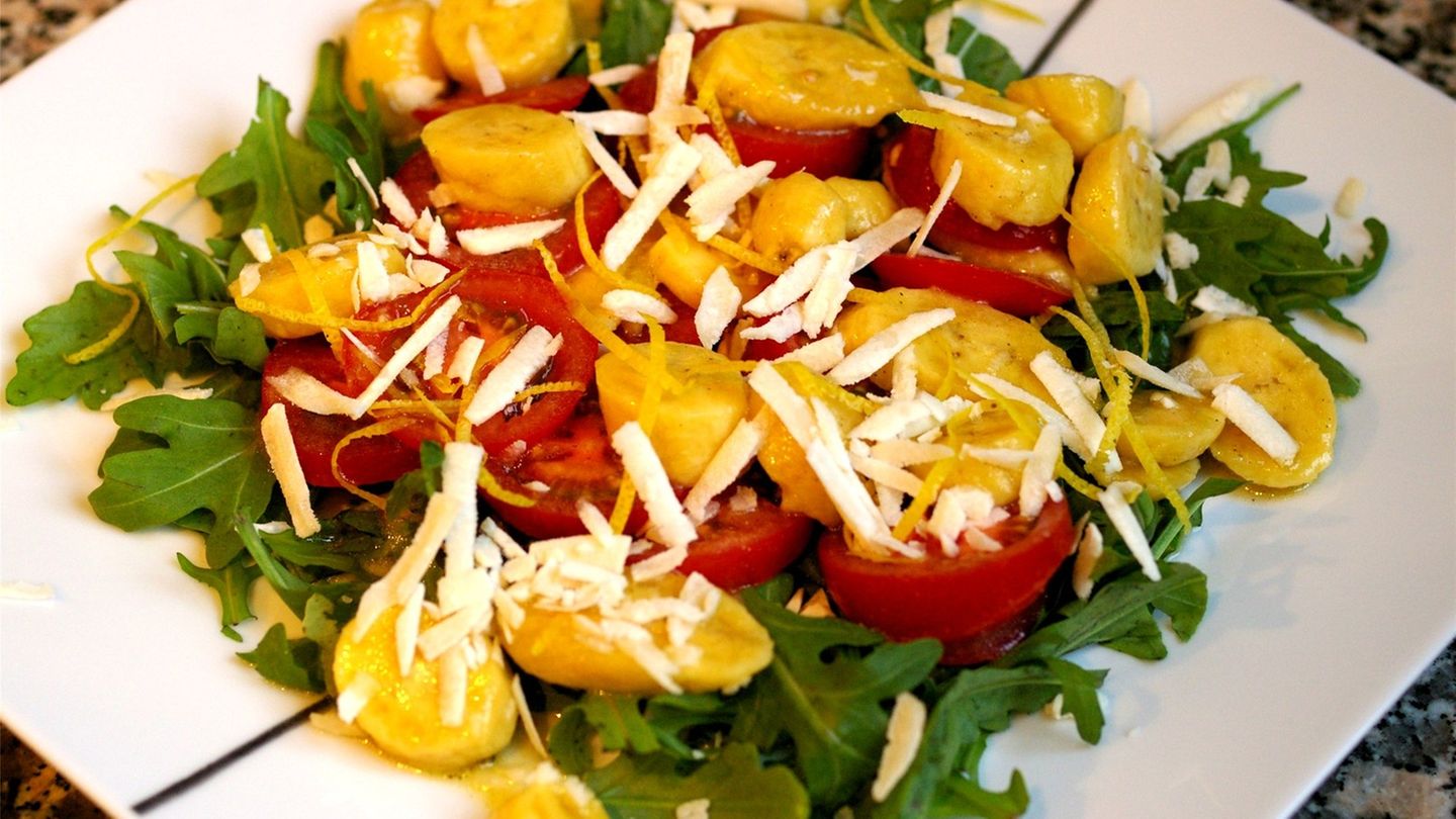 Tomaten-Bananen-Salat auf Rucola Rezept - [ESSEN UND TRINKEN]