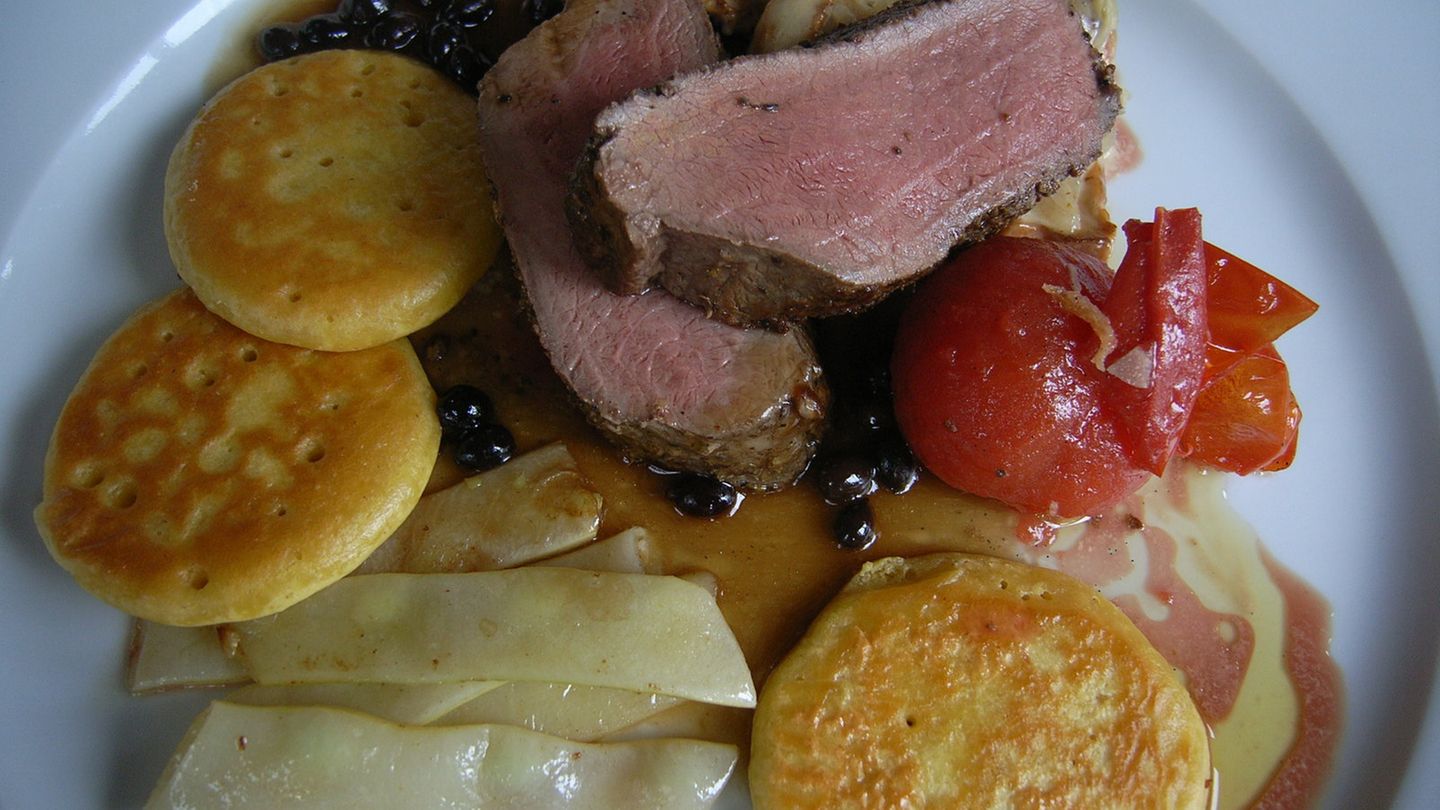 Gewürz-Wildschweinrücken mit Kichererbsen-Küchlein, Wachs-Bohnen ...