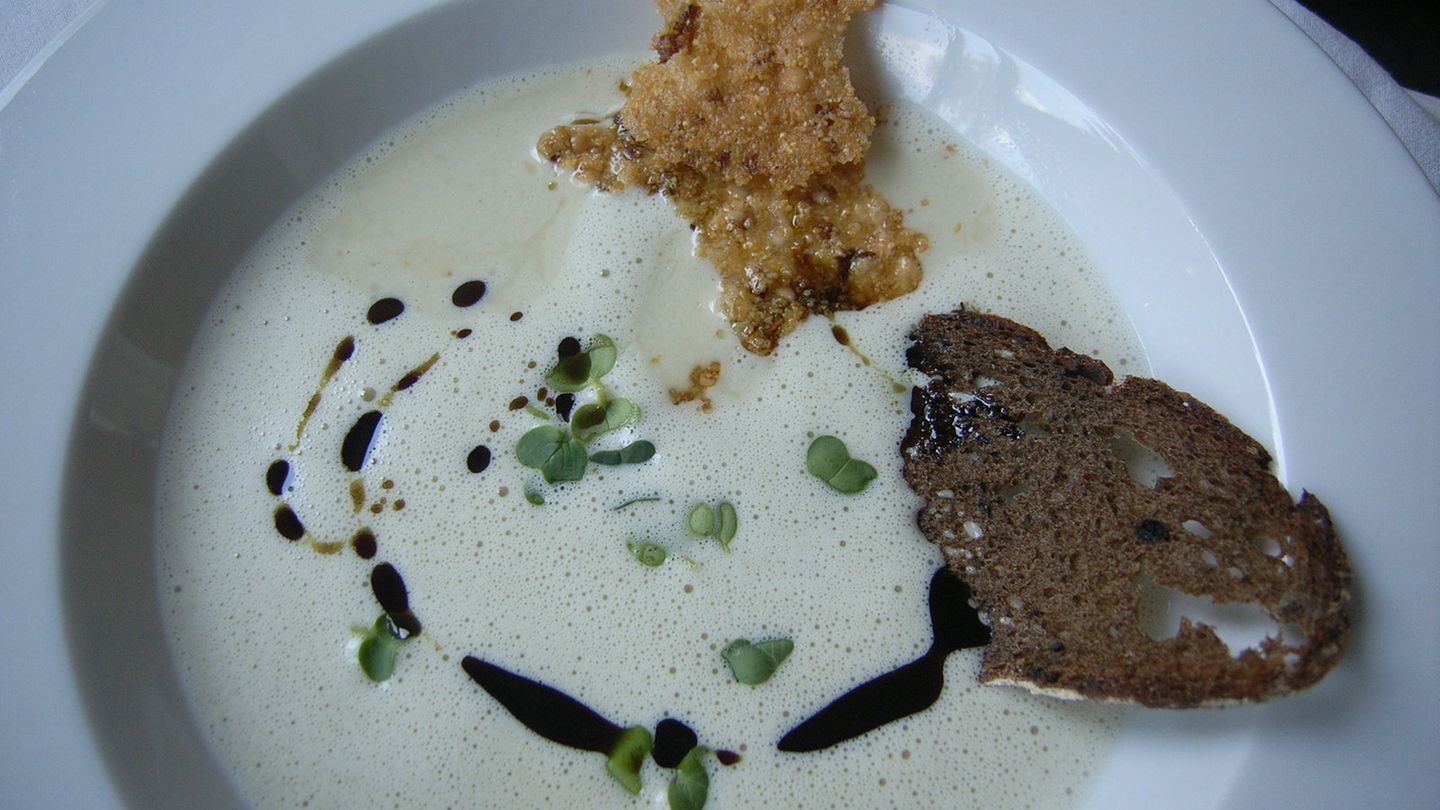 Artischockensuppe mit Pfifferlingstuilles, Schwarzbrotchips, Kürbiskernöl und Radiessprossen Rezept