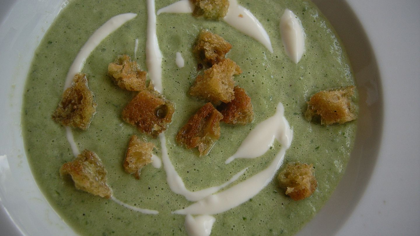 Kaltes Gurkensüppchen mit Anis-Croûtons und Limetten-Crème fraîche ...