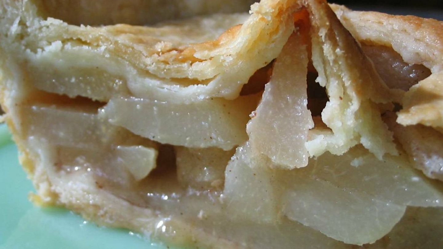 Englischer Birnenstrudel mit Rosencreme Rezept