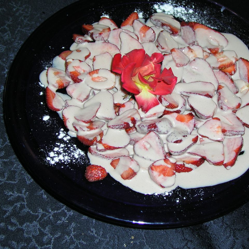 Feine Scheiben von Erdbeeren an einer Rosen-Mandel-Soße