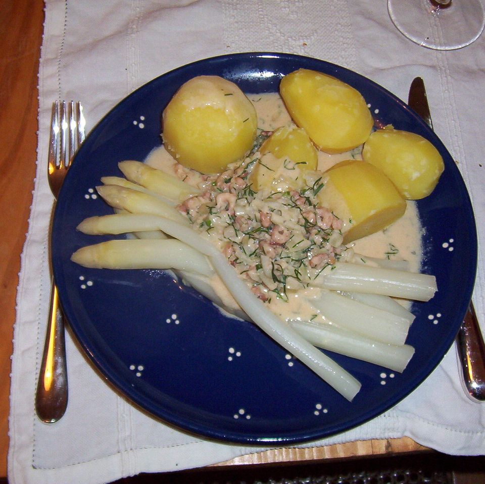 Spargel mit Kräuter-Krabben-Erdnussbutter- Sauce